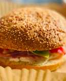 Hamburger Mè Kẹp Jambon, Phô mai Mozzarella, Ớt Chuông & Basil