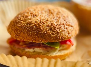 Hình của món Hamburger Mè Kẹp Jambon, Phô mai Mozzarella, Ớt Chuông & Basil.