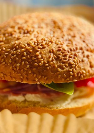 Hình của món Hamburger Mè Kẹp Jambon, Phô mai Mozzarella, Ớt Chuông & Basil.