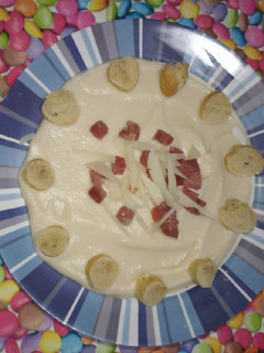 Una foto de Crema de coliflor doble jamón/quesos