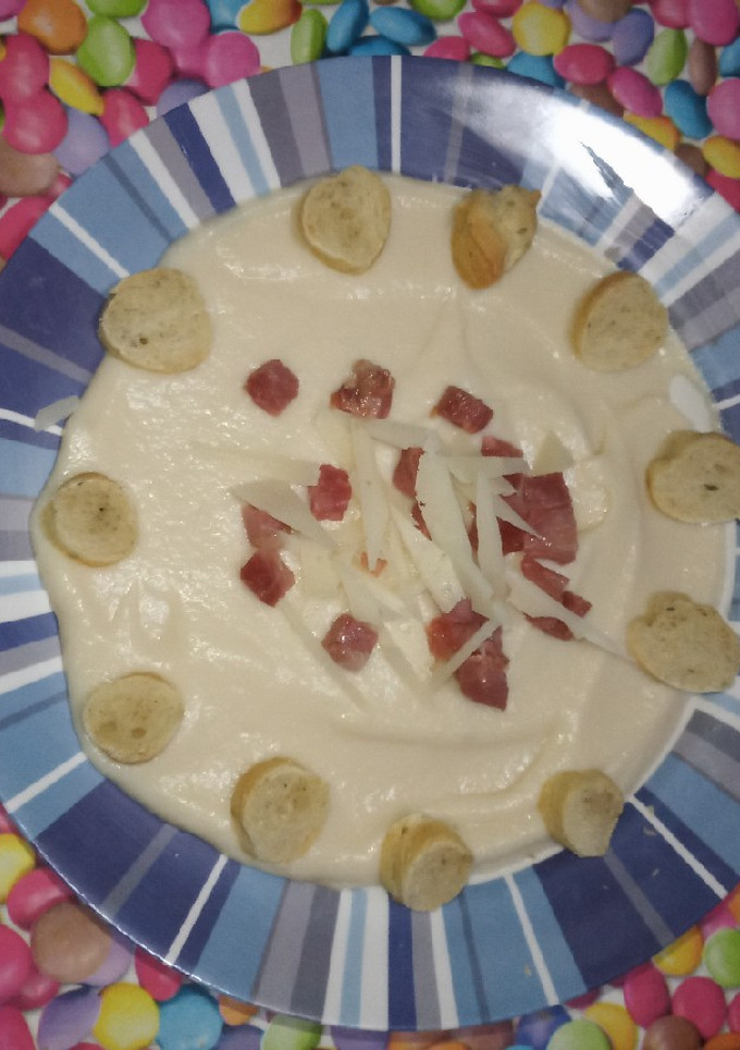 Una foto de Crema de coliflor doble jamón/quesos