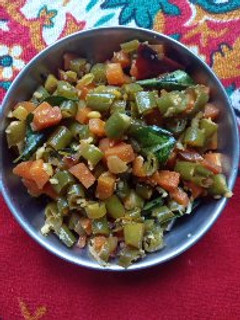 கேரட் பீன்ஸ் பொரியல் (Carrot beans poriyal recipe in tamil) செய்முறை முக்கிய புகைப்படம்