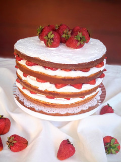 Una foto de Torta desnuda de frutillas con crema
