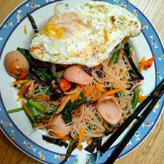 A picture of Bihun Goreng Sayuran.
