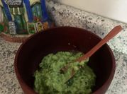 Una foto de salsas para untar de espinaca