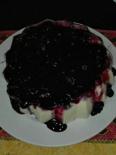 Una foto de Gelatina tres leches y cobertura de arándanos