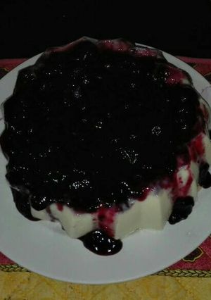 Una foto de Gelatina tres leches y cobertura de arándanos