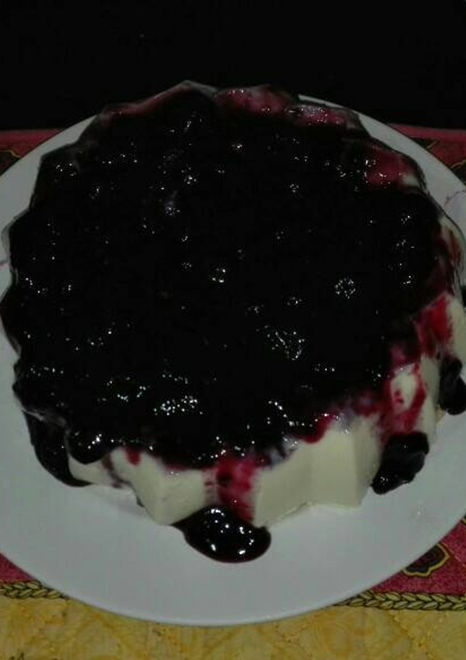 Una foto de Gelatina tres leches y cobertura de arándanos