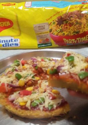 મેગીઝા (Maggizza Recipe In Gujarati) રેસીપી મુખ્ય ફોટો