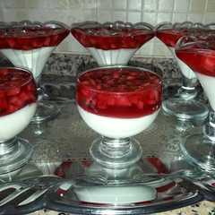 Una foto de Postre de fresas delicioso