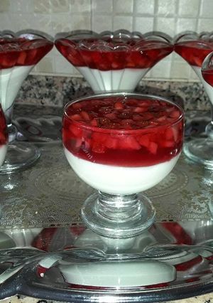 Una foto de Postre de fresas delicioso