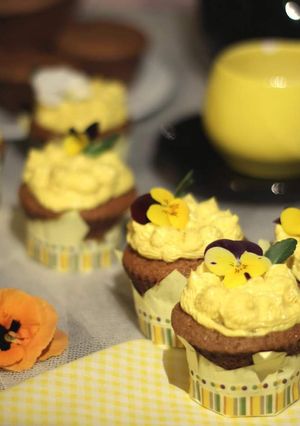 Una foto de Muffins de Cacao con glasé de Yogur, Nueces y Azafrán
