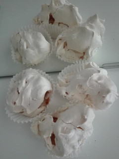 Una foto de Suspiros de almendra (merengue francés)