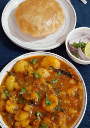 ભંડારા વાળી આલુ સબ્જી વીથ પુરી રેસીપી મુખ્ય ફોટો