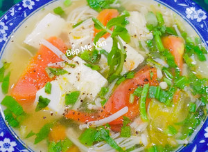 Hình của món Canh chua chay đậu hủ trắng,nấm kim châm và cà chua.