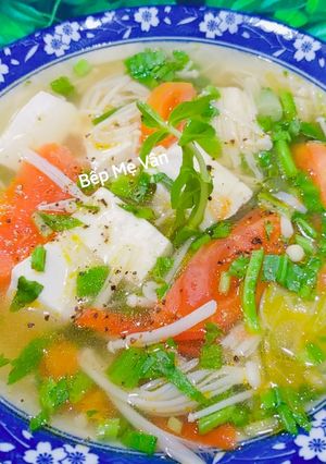 Hình của món Canh chua chay đậu hủ trắng,nấm kim châm và cà chua.