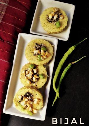 કોર્ન સુજી ખમણ રેસીપી મુખ્ય ફોટો
