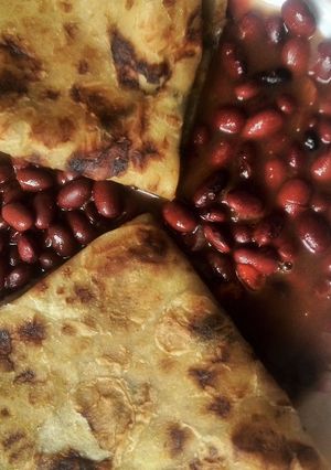 A picture of Stewed Beens served with chapo.