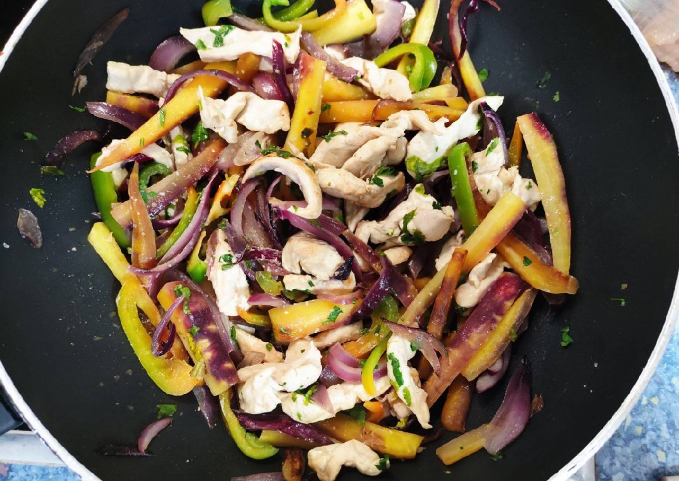 Relleno para fajitas de pollo, pimiento y zanahoria