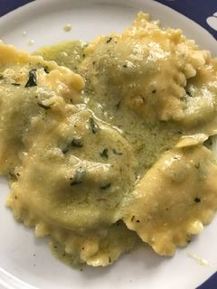 Una foto de Raviolis de ricotta y espinaca al aglio