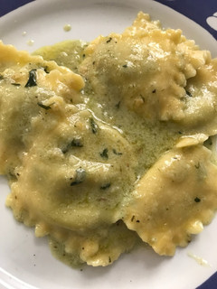 Una foto de Raviolis de ricotta y espinaca al aglio