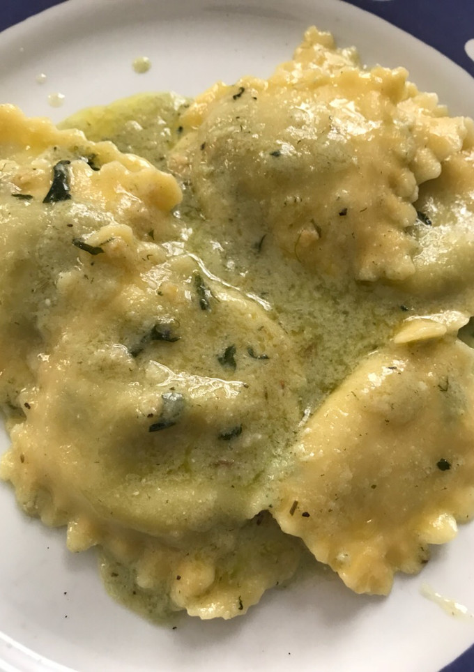 Una foto de Raviolis de ricotta y espinaca al aglio