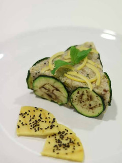 Una foto de Ensalada de quinoa, pistachos y limón encurtido