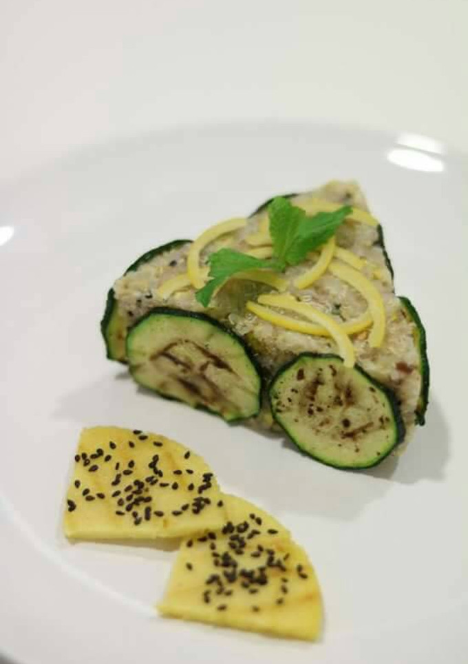 Una foto de Ensalada de quinoa, pistachos y limón encurtido