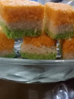तिरंगी पनीर बर्फी (Trirangi Panner Barfi Recipe In Hindi) रेसिपी मुख्य फोटो