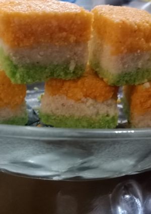 तिरंगी पनीर बर्फी (Trirangi Panner Barfi Recipe In Hindi) रेसिपी मुख्य फोटो