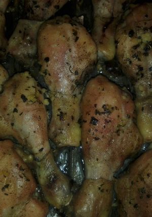 Fokhagymás-vajas-bazsalikomos sült csirkecombok hagymás törtburgonyával, párolt lilakáposztával recept fotója
