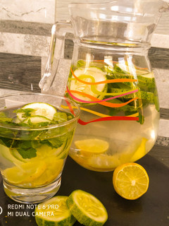 A picture of Lemon and cucumber detox water.