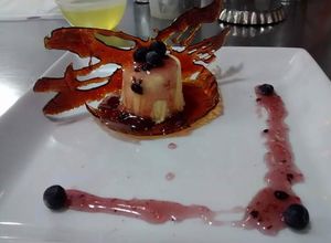 Una foto de Parfait aromatizado al whisky y vainilla en canastas de caramelo 