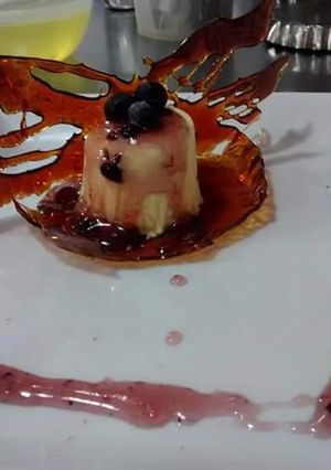 Una foto de Parfait aromatizado al whisky y vainilla en canastas de caramelo 