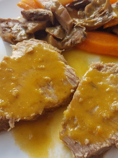 Una foto de Cabeza de lomo con salsa de rovellons