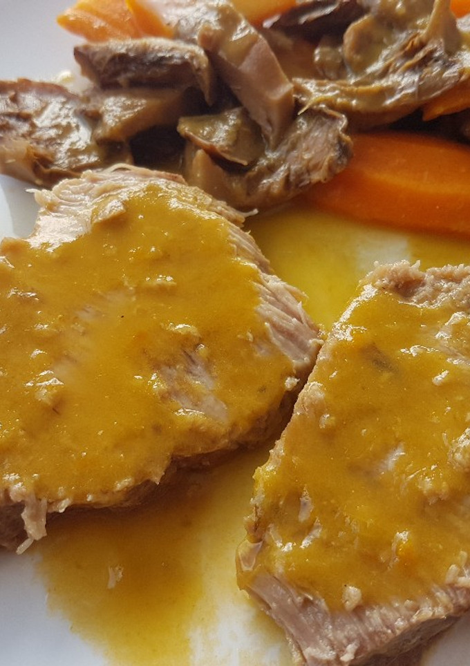 Una foto de Cabeza de lomo con salsa de rovellons