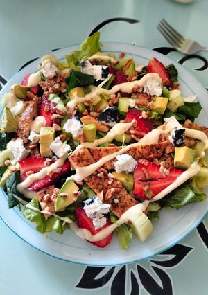 Una foto de Ensalada de fresa y queso de cabra