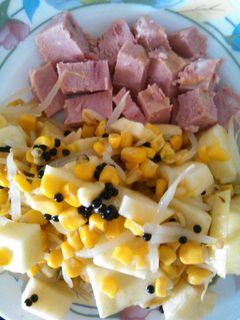 Una foto de Ensalada dulce con caviar y magro de cerdo