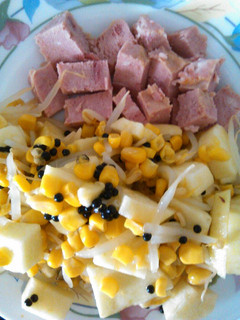 Una foto de Ensalada dulce con caviar y magro de cerdo