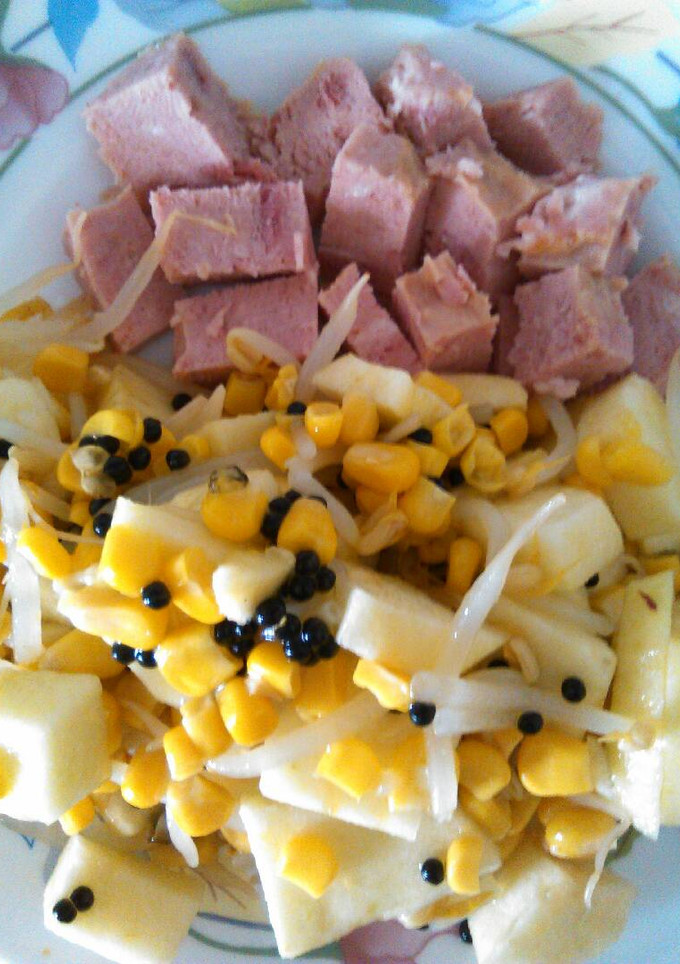 Una foto de Ensalada dulce con caviar y magro de cerdo
