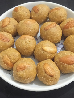 बेसन लड्डू - Besan ladoo recipe - How to make besan ladoo रेसिपी मुख्य फोटो