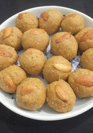 बेसन लड्डू - Besan ladoo recipe - How to make besan ladoo रेसिपी मुख्य फोटो