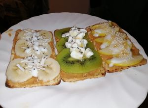 Una foto de Snack con salmas y crema de cacahuate