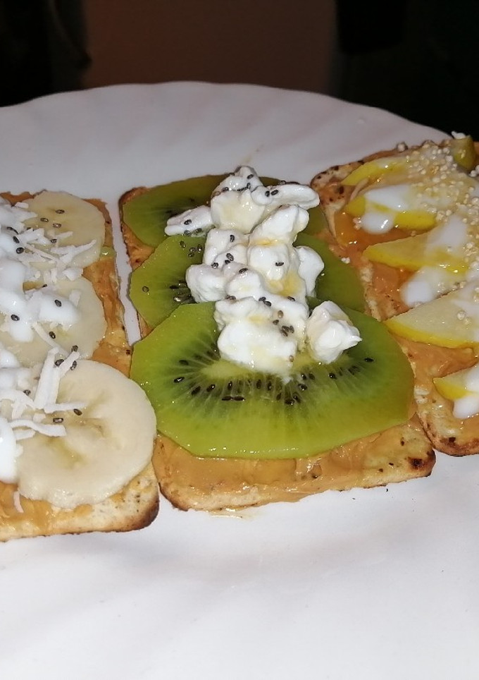 Una foto de Snack con salmas y crema de cacahuate