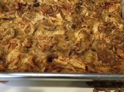 Una foto de budín de manzana y uva