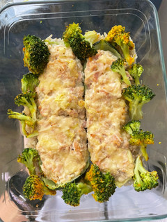 Una foto de Calabacines rellenos de pavo y queso