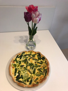Foto di Quiche di asparagi, porri e cipolle fresche
