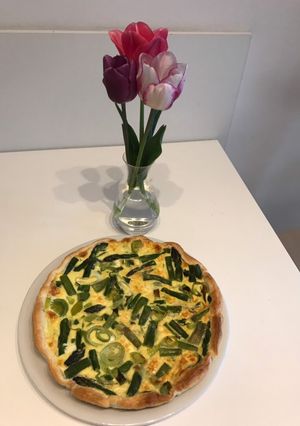 Foto di Quiche di asparagi, porri e cipolle fresche