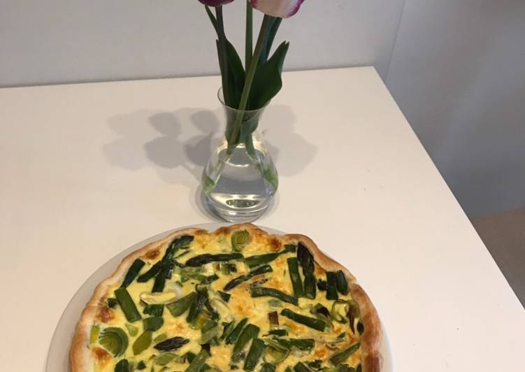 Quiche di asparagi, porri e cipolle fresche