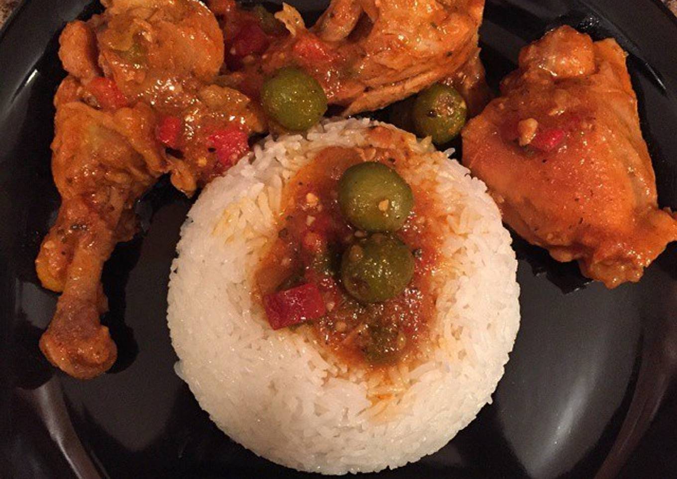 Pollo guisado al estilo Dominicano